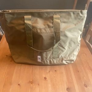 NWT Extra large Polyester  zip top tote/ Old Navy